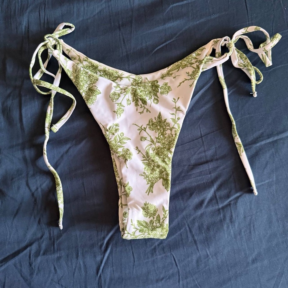 Elegant White and Green Floral Bikini - Picture 5 of 5